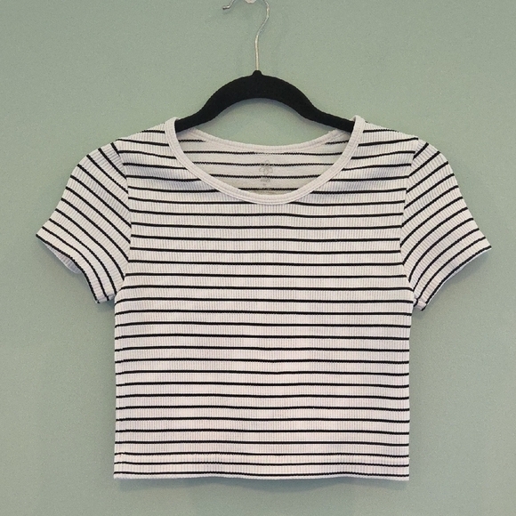 Aura Black and White Striped Fitted Crop T-Shirt Size Junior M/L - Picture 1 of 6